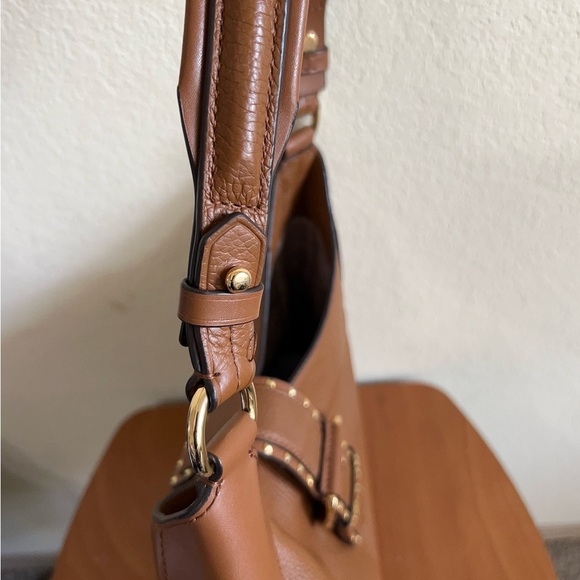 Michael Kors Lillian Medium
Shoulder - Picture 8 of 15